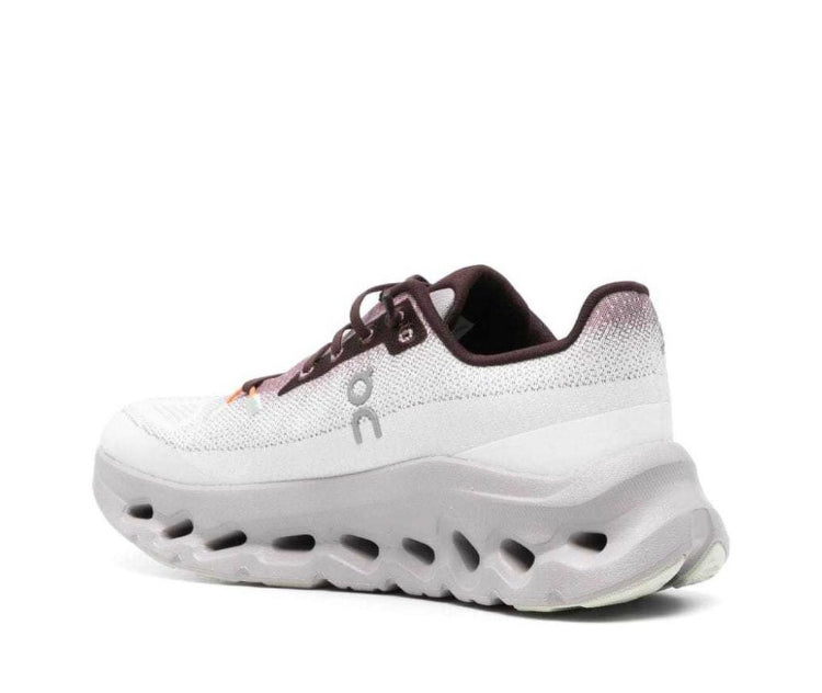 Sneaker in white with brown laces, cushioned foam sole with traction cutouts