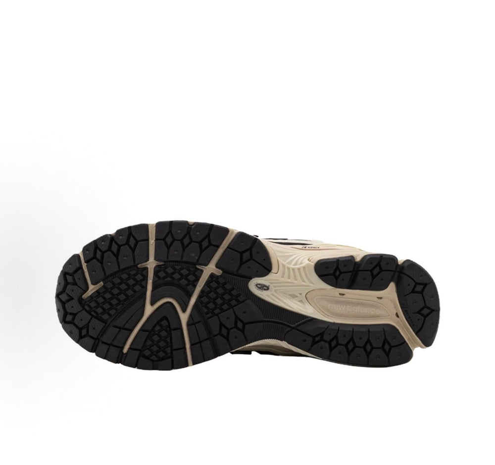New Balance sneakers outsole with hex tread and beige midsole