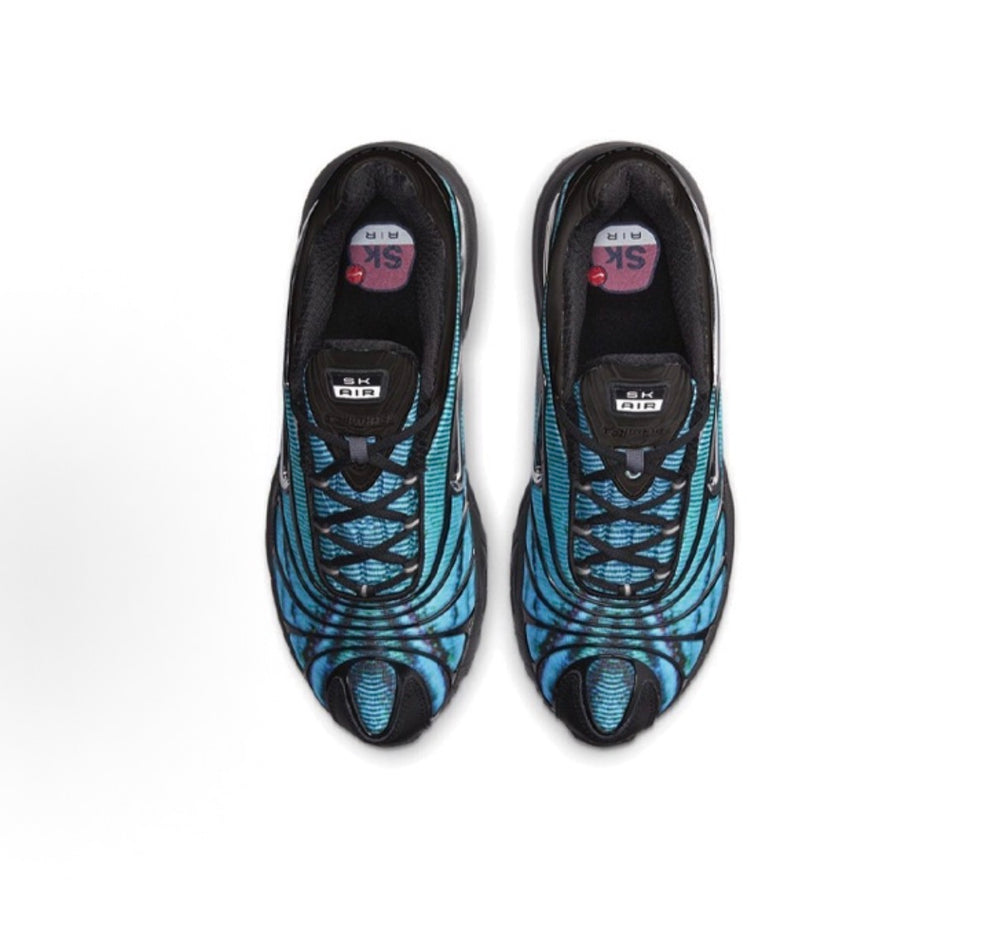 Nike Air Max Tailwind 5 sneakers pair, teal-blue laces on black mesh with cushioned tongue