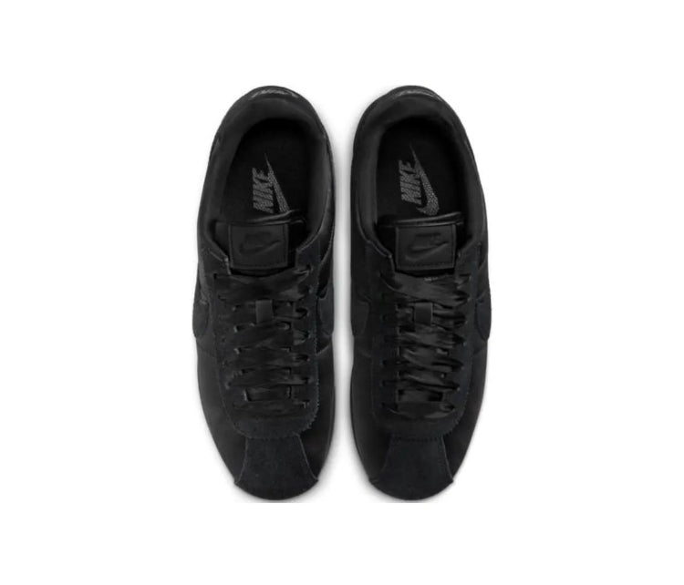 Nike Cortez sneakers in black, lace-up uppers with tongue logo